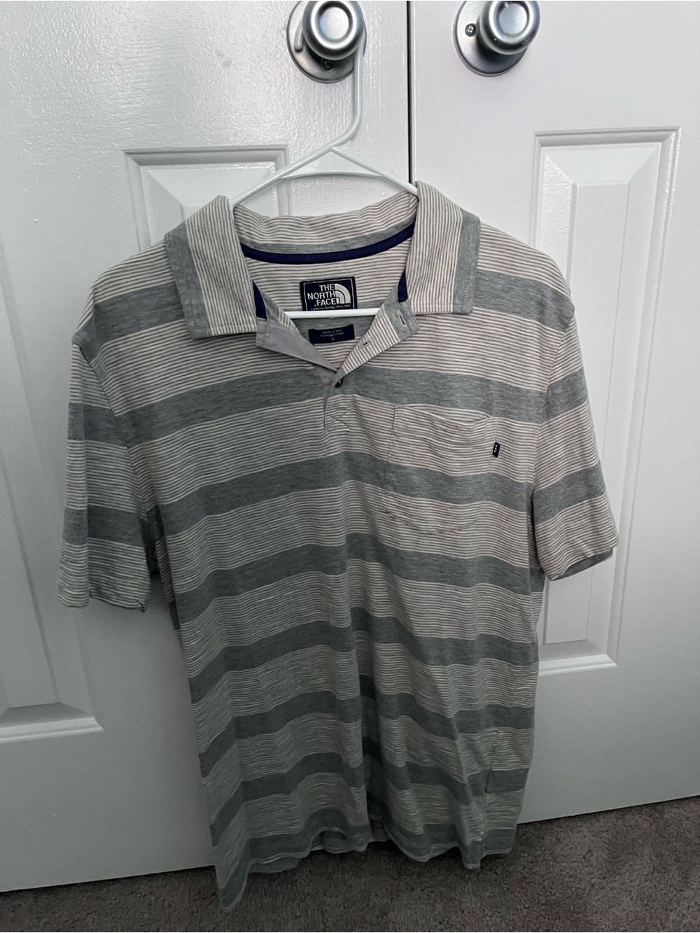 Gray North face Men’s Large 1/4 Button down button up short sleeve striped shirt